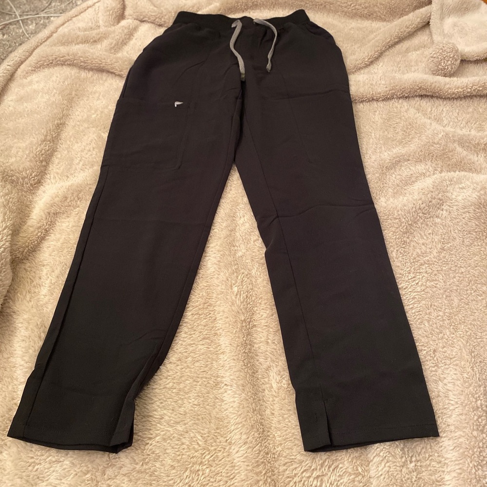 Fabletic’s scrub pants